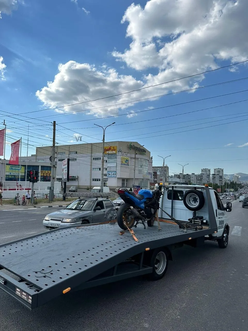 Эвакуация автомобиля на трассе под Новороссийском